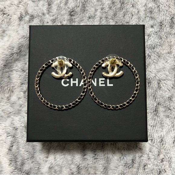 🚫SOLD🚫🌺🌸CHANEL XL CC Logo Leather Hoop Earrings in Gold Tone Hardware🌸🌺 - Picture 4 of 8